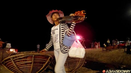 亞洲青少年業餘脫光衣服後與雞隻發生性關係