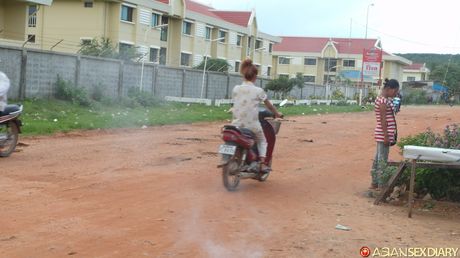 亞洲青少年業餘脫光衣服後與雞隻發生性關係