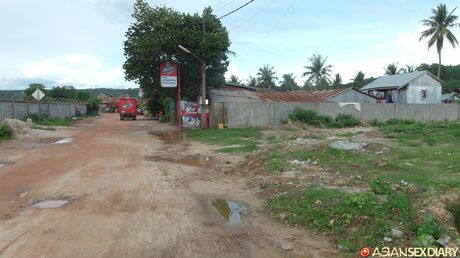 亞洲青少年業餘脫光衣服後與雞隻發生性關係