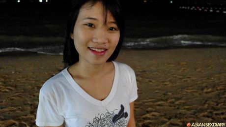 Asian beauty Mai removes her lingerie before a finger fuck