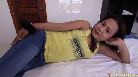 美しいアジアのMILF Giawはハイヒールを脱いで、彼女の毛深い猫を披露します