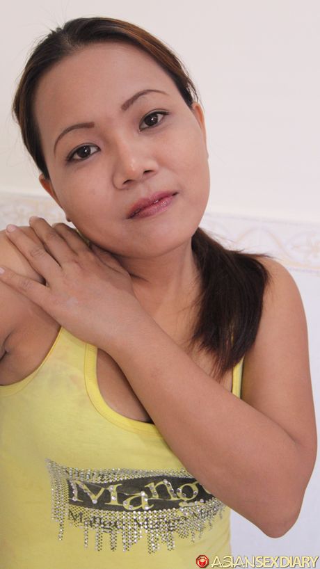 美しいアジアのMILF Giawはハイヒールを脱いで、彼女の毛深い猫を披露します