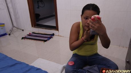 美しいアジアのMILF Giawはハイヒールを脱いで、彼女の毛深い猫を披露します