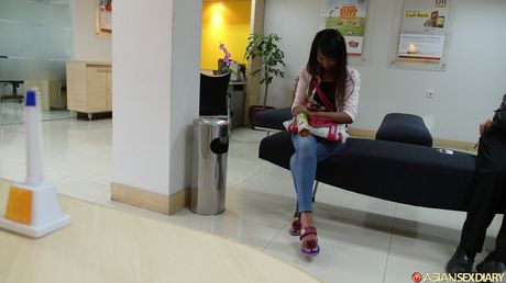 Asiatisk skønhed Lidia bliver kneppet af en stor pik i en baghave