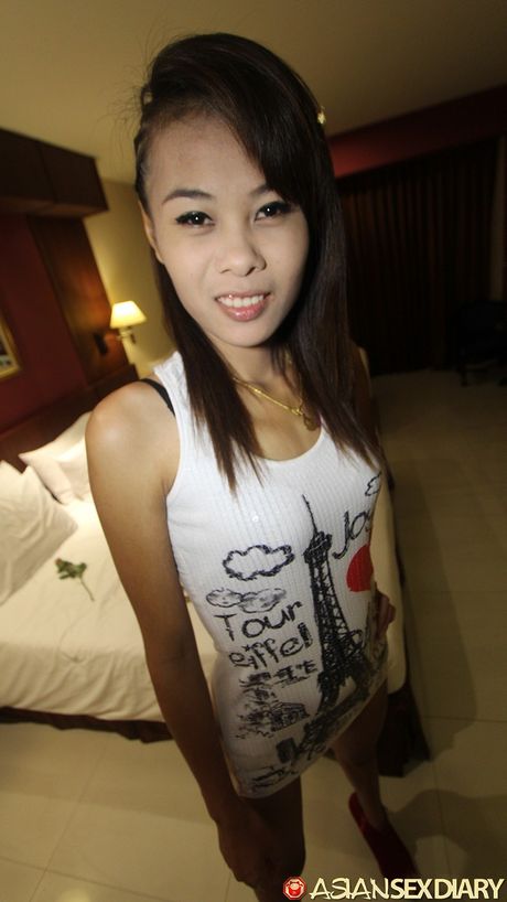 美麗的亞洲寶貝朱莉脫下衣服，展示她完美的臀部和剃光的陰部