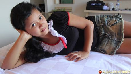 Sexet covergirl Amel får sin fisse kneppet af sin veninde