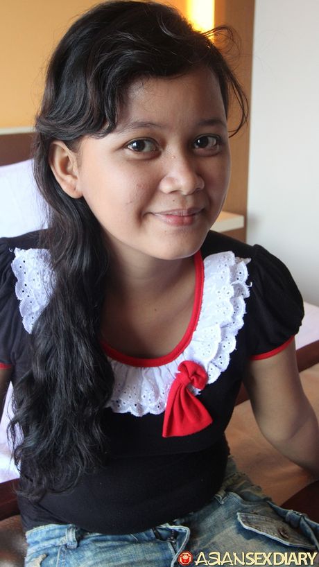 Sexet covergirl Amel får sin fisse kneppet af sin veninde