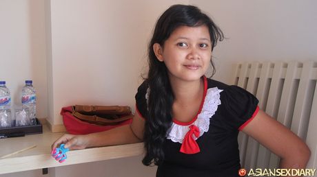 Sexet covergirl Amel får sin fisse kneppet af sin veninde