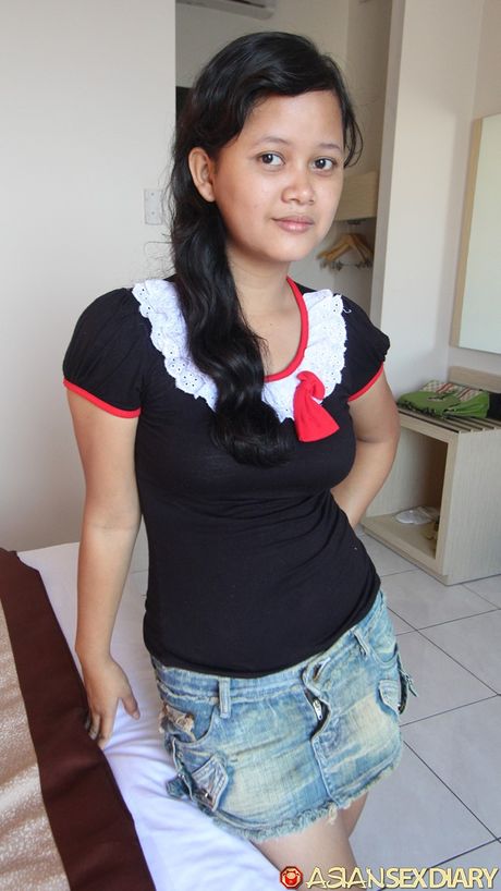 Sexet covergirl Amel får sin fisse kneppet af sin veninde