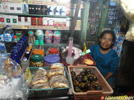 Ældre asiatisk dame Lulu viser sine store bryster og behårede fisse i en solo