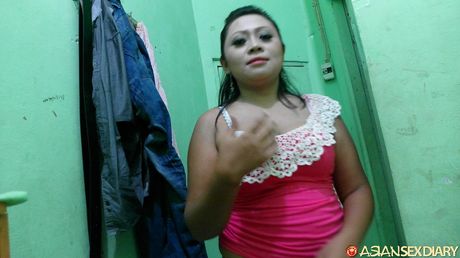 亞洲老太太露露在獨奏中展示了她的大胸部和毛茸茸的陰部