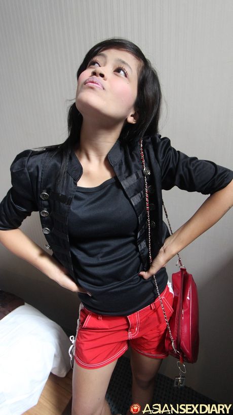 Mørkhårede Jita fremhæver sine store bryster og spreder benene for et nærbillede