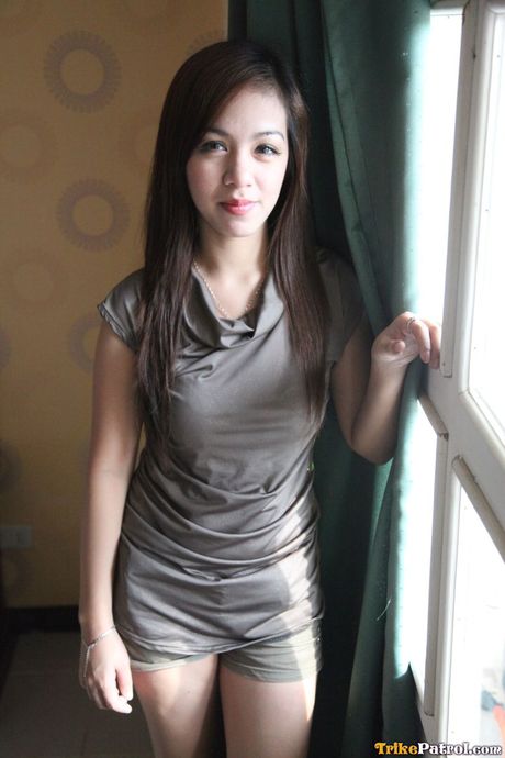 瘦削的日本美女 Ciara 被一個淫蕩的男人舔舐和乾她剃光的陰部