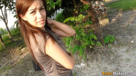 瘦削的日本美女 Ciara 被一個淫蕩的男人舔舐和乾她剃光的陰部