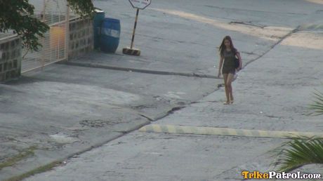 瘦削的日本美女 Ciara 被一個淫蕩的男人舔舐和乾她剃光的陰部