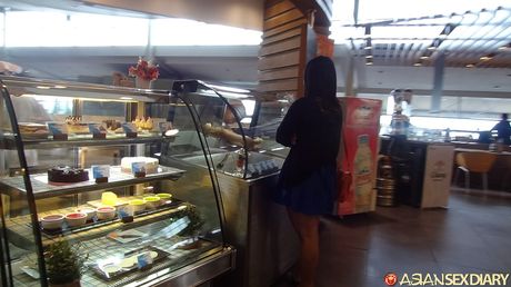 アジアの驚異的なアマチュアは彼女の毛深い猫を犯され、彼女の顔に精液を発射されます