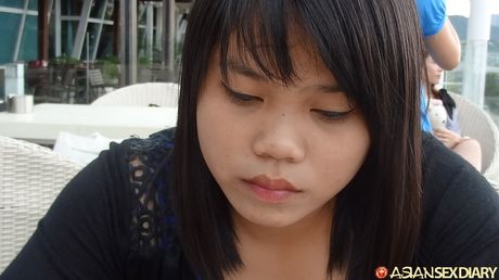 アジアの驚異的なアマチュアは彼女の毛深い猫を犯され、彼女の顔に精液を発射されます