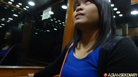 アジアの驚異的なアマチュアは彼女の毛深い猫を犯され、彼女の顔に精液を発射されます