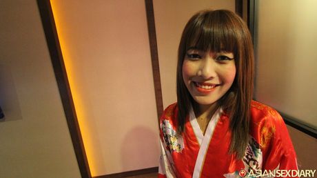 Asiatisk mor Aki får sin behårede fisse fingret og kneppet af en liderlig fyr