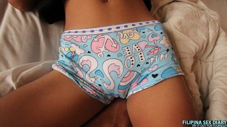 苗條寶貝 Jenelyn 在床上脫光衣服，然後進行手指性交