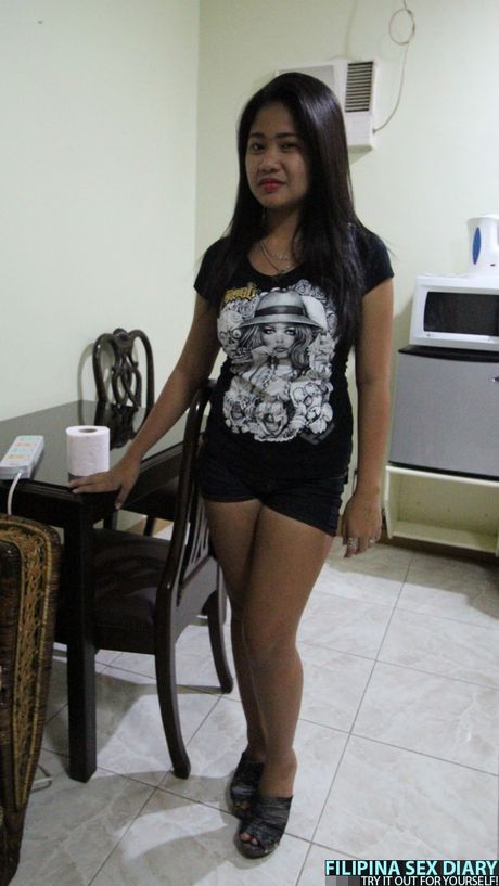 深色頭髮的女孩 Erika 在被操之前先舔了她的陰部