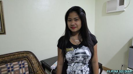 深色頭髮的女孩 Erika 在被操之前先舔了她的陰部