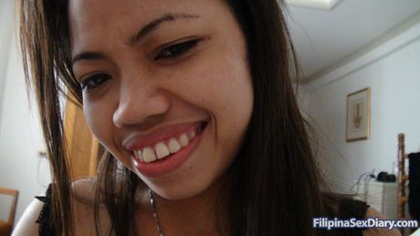 印象的なティーンフロラミーは、彼女の小さなおっぱいを披露し、ソロで服を着ずに彼女の体型を提供します