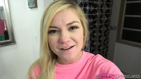 Fyldig amerikansk blond Chloe Foster får sin fisse fyldt med en stor pik