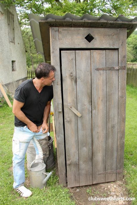 ブルネットのチェコの女の子アンジェリカ・キトゥンは彼女の猫を食べると犯される