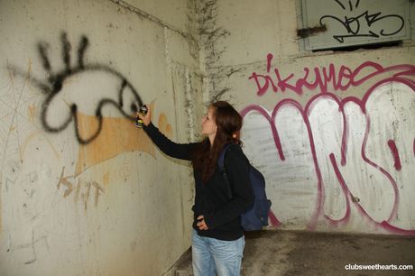 Tynde tjekkiske pige Sindy får sin barberede fisse tilsluttet udendørs