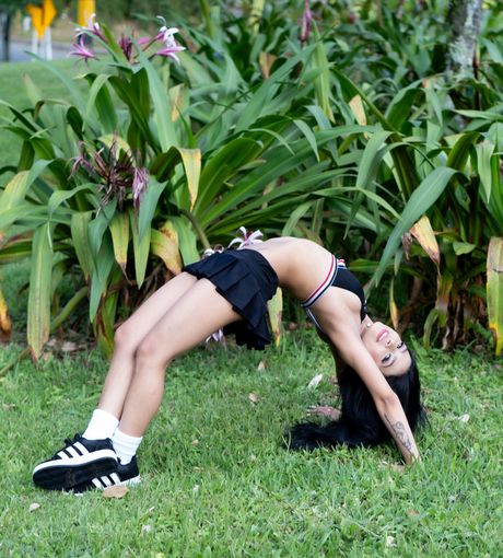 素晴らしいコロンビアのカバーガール、レニス・ダイアモンドが小柄なおっぱいを見せ、屋外でクリトリスをこすります