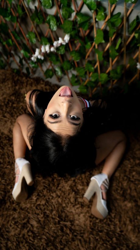 素晴らしいコロンビアのカバーガール、レニス・ダイアモンドが小柄なおっぱいを見せ、屋外でクリトリスをこすります