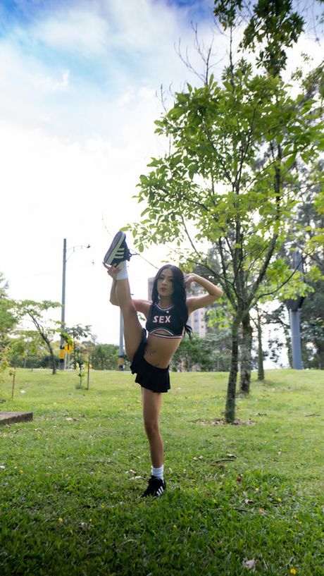 素晴らしいコロンビアのカバーガール、レニス・ダイアモンドが小柄なおっぱいを見せ、屋外でクリトリスをこすります