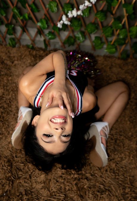 素晴らしいコロンビアのカバーガール、レニス・ダイアモンドが小柄なおっぱいを見せ、屋外でクリトリスをこすります