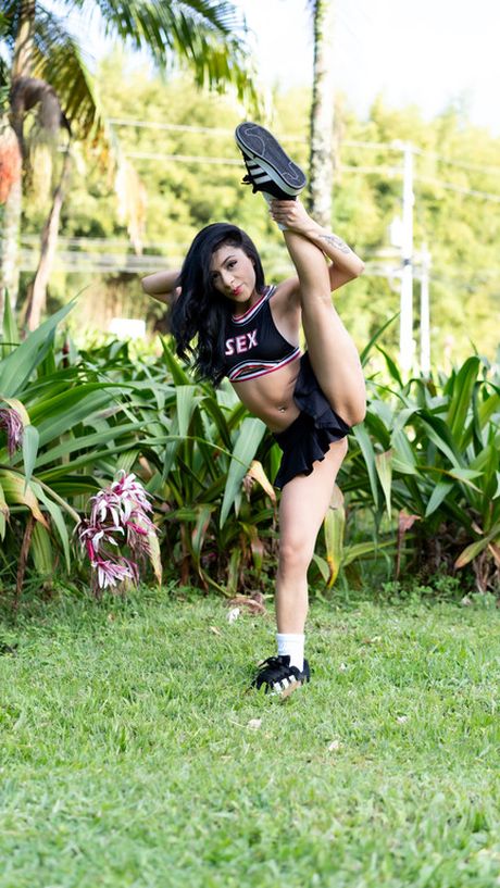 素晴らしいコロンビアのカバーガール、レニス・ダイアモンドが小柄なおっぱいを見せ、屋外でクリトリスをこすります