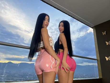 性感的哥倫比亞女同性戀者 Anais Hayek 和 Hannah Hayek 享受肛門玩具