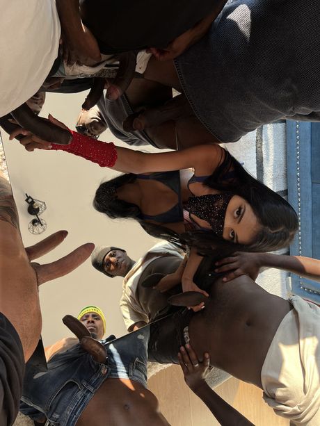 拉丁裔美女 Jana Red 在穀倉裡被黑人輪姦