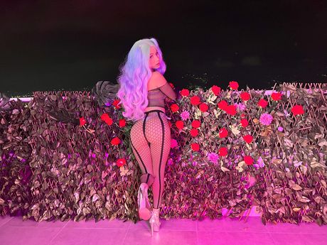 Dejlig latina Natasha teenager viser sin store røv og leger med sine huller i en solo