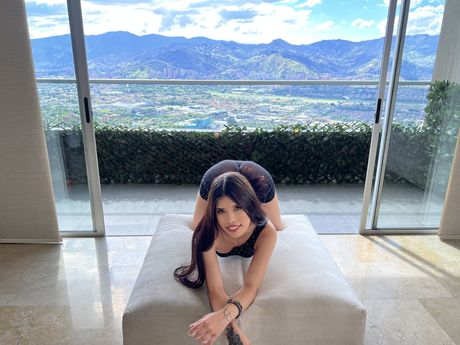 拉丁裔少女 Keysie Wood 穿著高跟鞋在陽台上摩擦她的陰部