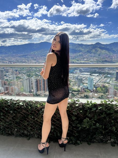 拉丁裔少女 Keysie Wood 穿著高跟鞋在陽台上摩擦她的陰部