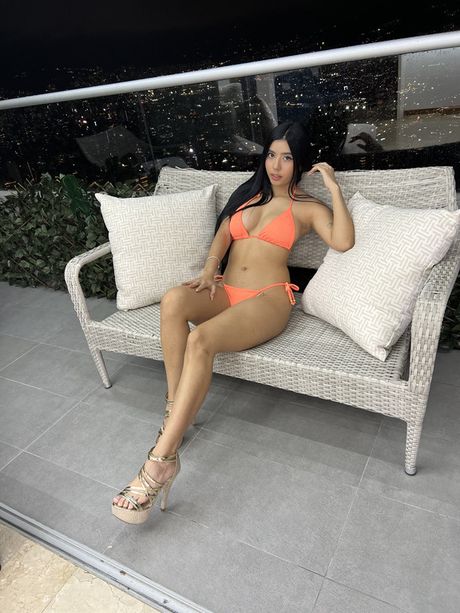 ゴージャスなラティーナのアニス・ハエックは、厚いお尻を見せ、ソロで足を広げます