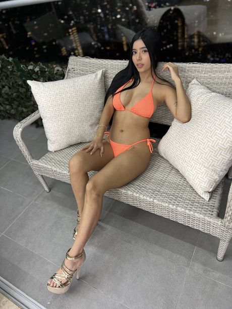 美麗的拉丁裔安妮絲海耶克在獨奏中露出了她豐滿的臀部並張開了雙腿