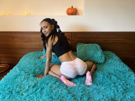 Lækre skønheder i Halloween-kostumer bliver nøgen før en lesbisk orgie