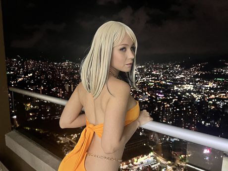 Blond colombiansk teenager Natasha Teen leger med sin fisse i en gul kjole