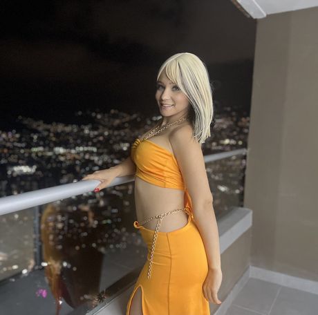 Blond colombiansk teenager Natasha Teen leger med sin fisse i en gul kjole