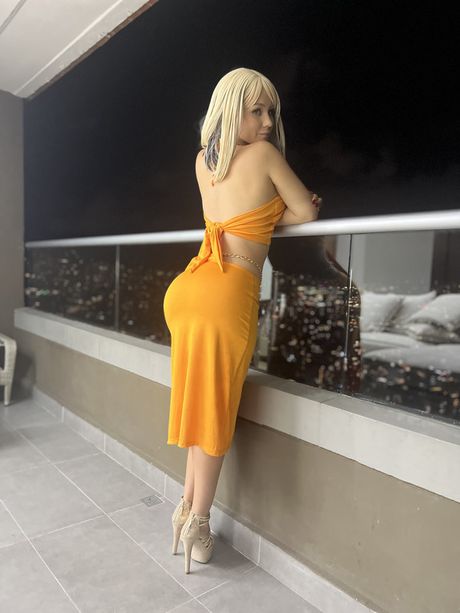 金髪のコロンビアのティーン、ナターシャ・ティーンは黄色のドレスを着て彼女の猫を弄ぶ