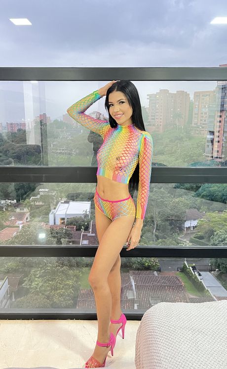 深色頭髮的少女凱瑟琳摩爾穿著高跟鞋摩擦她的陰部