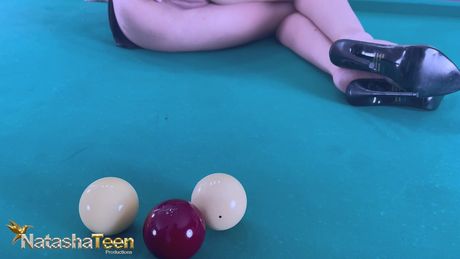 毀滅性的哥倫比亞金髮女郎娜塔莎青少年在肛交和陰道性交之前吮吸黑黑屌