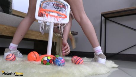 金髮哥倫比亞美女娜塔莎青少年在肛交和陰道性交前吮吸黑屌