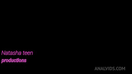 嬌小的哥倫比亞美女 Min Galilea 被兩個黑人幹了